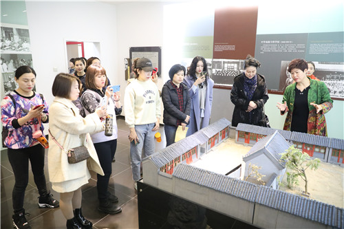 2吕剧院一行参观京剧艺术展