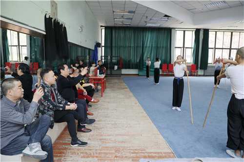 5观摩京剧教学课堂