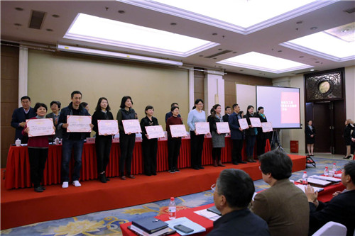 2万小丽老师作为获奖代表上台领奖 2万小丽老师作为获奖代表上台领奖
