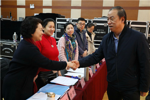 1刘侗院长与评委亲切握手1