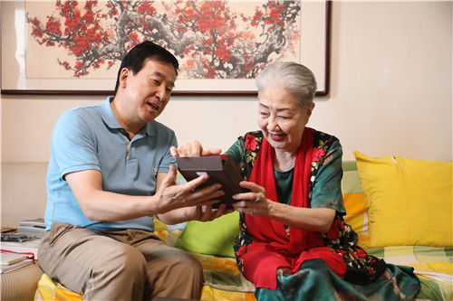 3文旅局副巡视员、工会主席邹伟南向孙毓敏院长赠送奖章