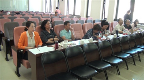 2图书信息中心张鹏老师（左一）担任大赛评委