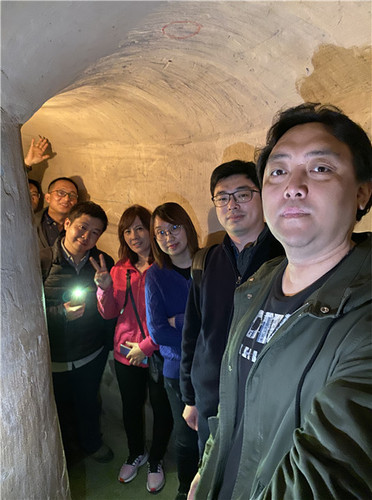 4参观地道遗址
