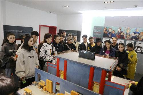 6参观京剧艺术展