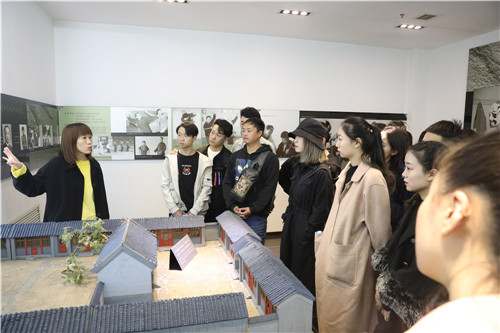 7参观京剧艺术展