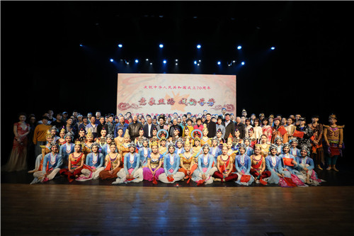 25演出结束后，领导和嘉宾与全体演员合影
