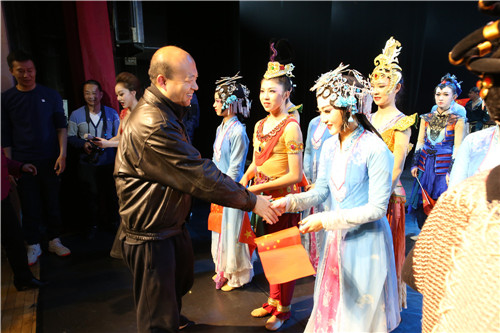 26北京市文化和旅游局科技教育处处长任江浩上台慰问演员