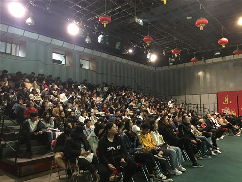 2.同学们认真聆听讲座 2.同学们认真聆听讲座