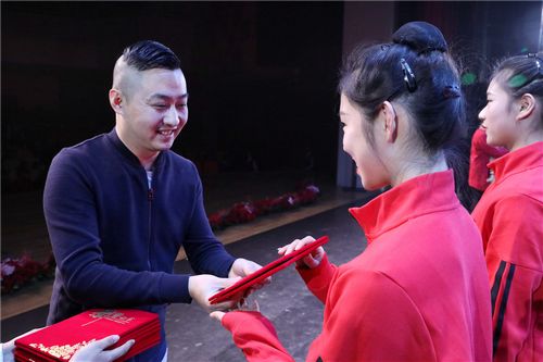 12北京文化艺术活动中心大型活动部导演、国庆70周年联欢活动中心表演区副组长原亮为学生优秀个人颁奖