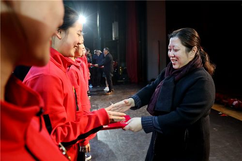 14副院长黄珊珊为学生优秀个人颁奖