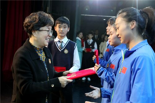 19党委书记毕兆炜为优秀学生个人颁奖