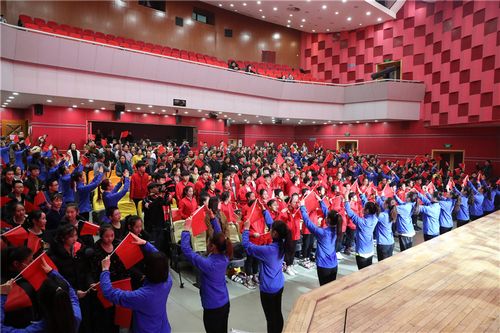 27领导和参加国庆活动的人员合影