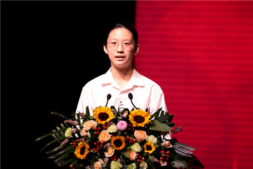 8学生代表于佳诺发言