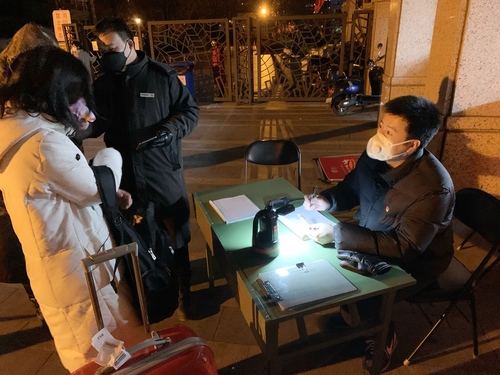 陈杰在参加社区防疫工作时对返京居民进行信息登记