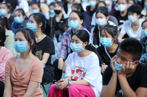 中专老生参加开学典礼1