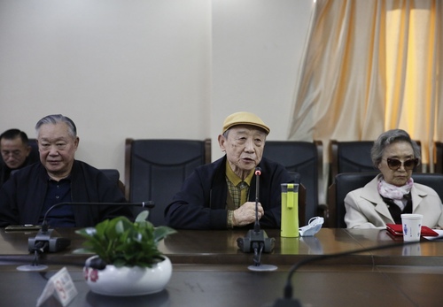杨少春讲话（左：黄德华。右宋丹菊）