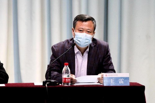 2教务处主任王雷主持会议