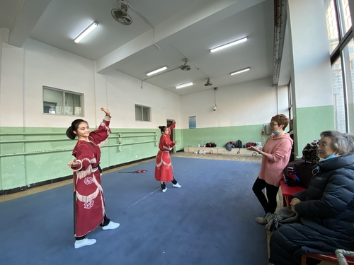 宋丹菊教授观看姚颂老师课堂教学