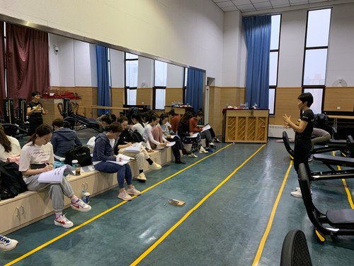 2韩阡妤Hannah教练正在给舞蹈系教师讲解基础解剖学
