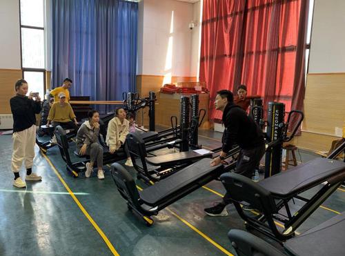 6白杨教练给舞蹈系教师讲解如何使用和保养引力器械