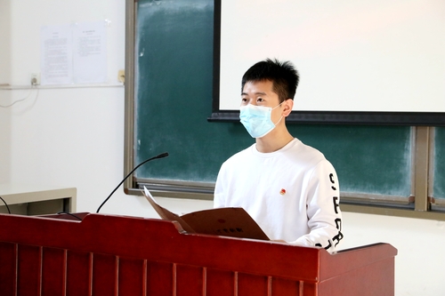 10.社团社长高职影视2018班李思蔚同学发言