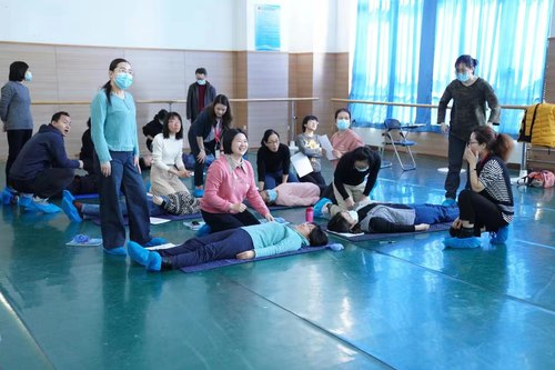 老师们在培训导师指导下进行现场操作