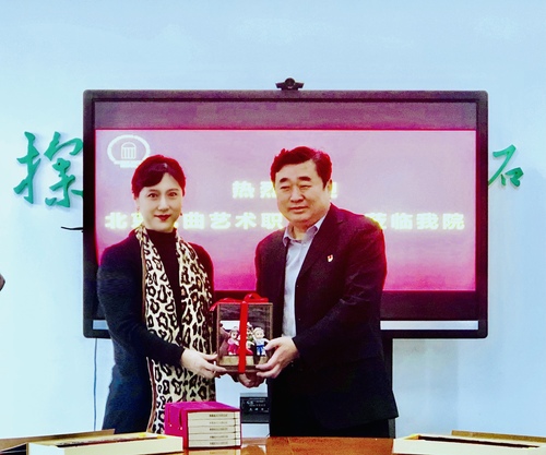 5.单红龙院长向许翠副院长赠送礼物