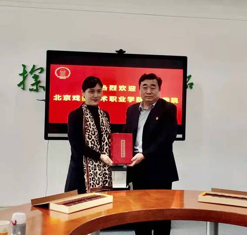 6许翠副院长向单红龙院长赠送礼物