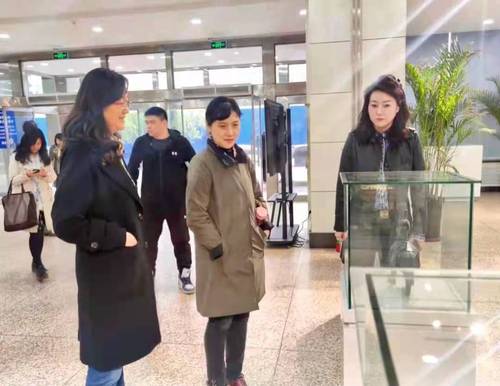 8许翠副院长参观山艺工艺美术馆