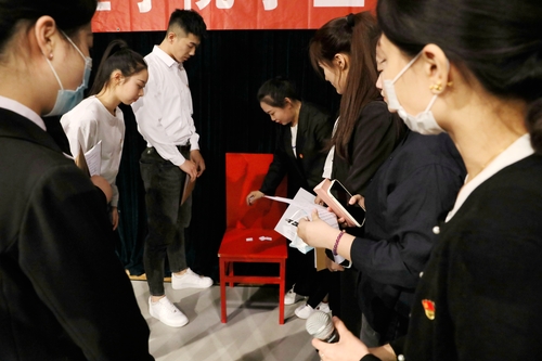 1.候选人用抽签制决定竞选演讲顺序