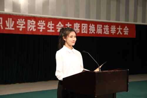 3.主持人齐婧怡同学主持大会