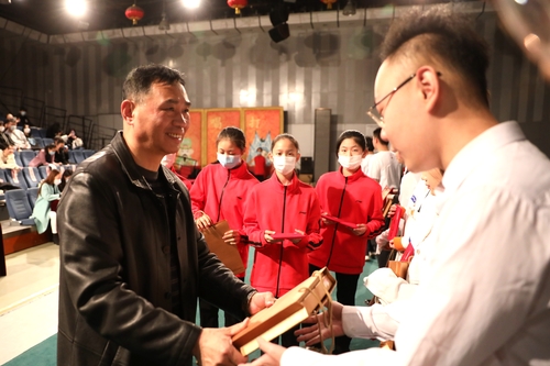 20.副院长黄平给学生颁奖