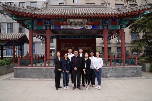 24.领导与新一届学生会主席团成员合影