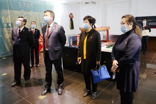 参观校史展