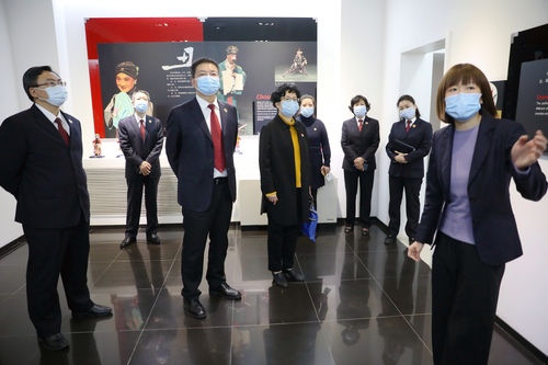 参观校史展2