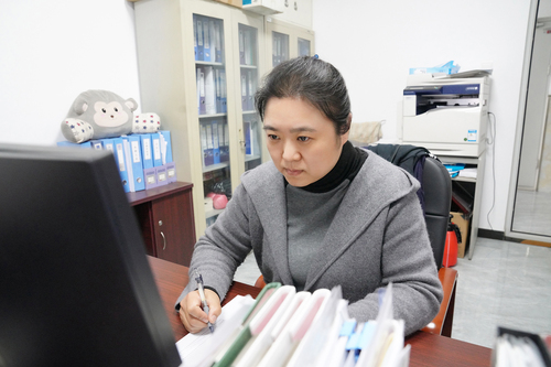 刘靖正在统计疫情数据