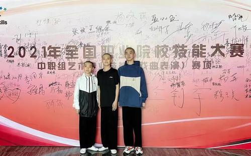 参赛选手 左一李昊霖 左二刘丰瑞 左三丁崇国
