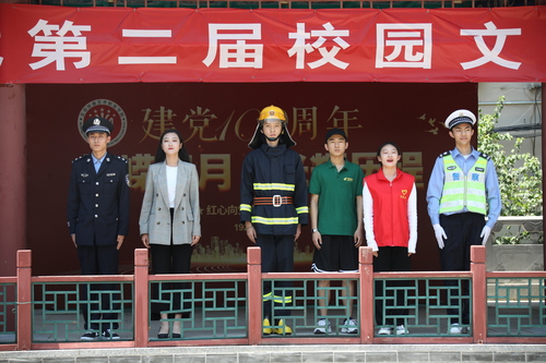 7.北戏剧社表演戏剧“建设者”