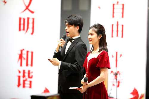 主持人 韩秋实、铁琪格
