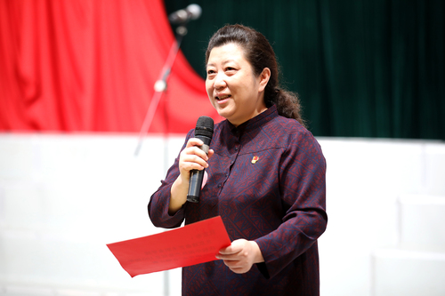院长黄珊珊宣布比赛开始