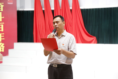 副院长黄平宣布比赛结果