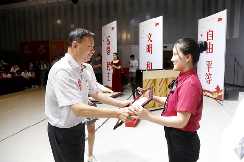 副院长黄平为荣获优秀奖代表队颁发证书2.JPG