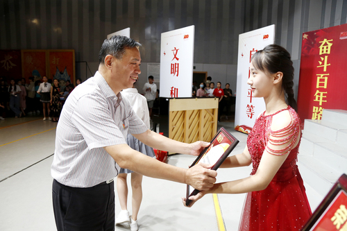 副院长黄平为荣获三等奖代表队颁发证书2