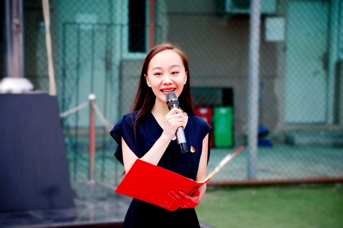 学生处负责人副主任李洋主持升旗仪式