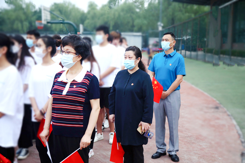 学院领导参加升国旗仪式