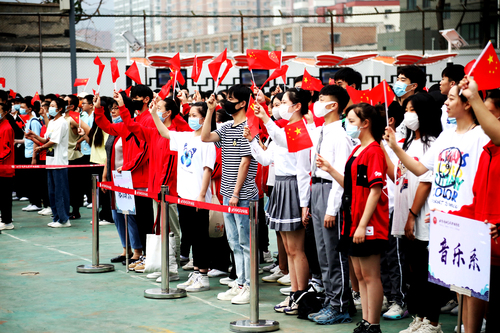 同学们演唱歌曲《没有共产党就没有新中国》