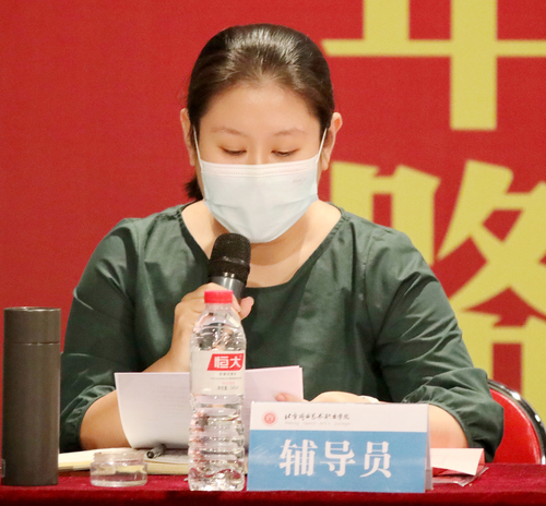 京剧系辅导员岳芃晖
