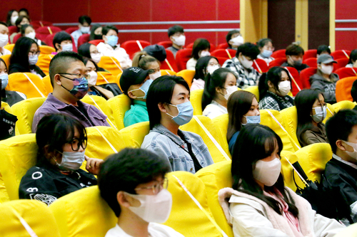 同学们认真聆听讲座 (2)