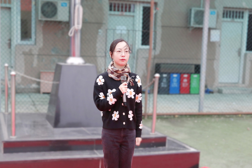学生处中专部负责人朱艳老师主持升旗仪式