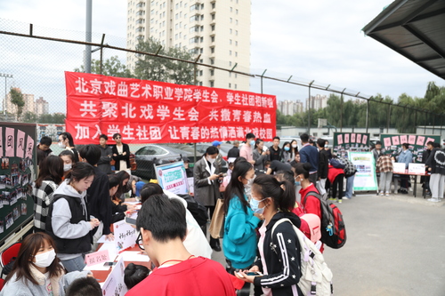 7.火热的报名现场